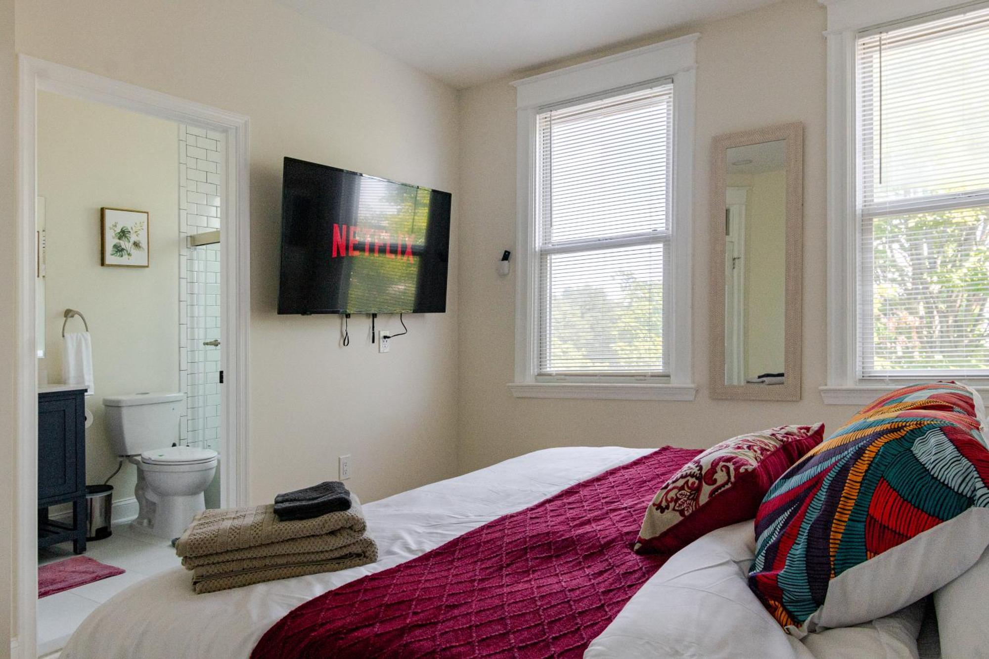 Ferienhaus Luxurious 5 Bedroom House!1 Mile From Capitol Hill!